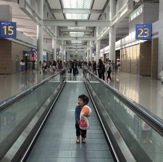 Ji Sung and Lee Bo-young's daughter, 24 months on the moving walkway