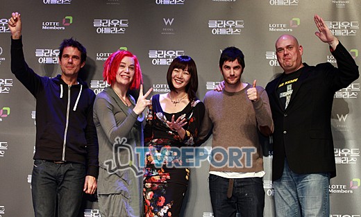 Bae Doo Na and the directors of Hollywood movie &lsquo;Cloud Atlas&rsquo; film for &lsquo;Knee Drop Guru&rsquo;