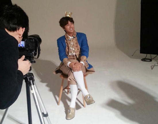 Kwanghee turns into a prince for an upcoming CF