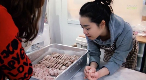 Moon Geun Young personally bakes cookies for her fans