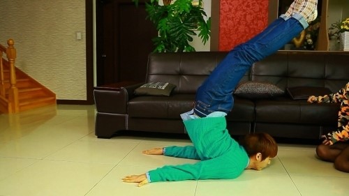 BTOB&rsquo;s Minhyuk bends into a yoga move on &lsquo;Reckless Family 2&prime;