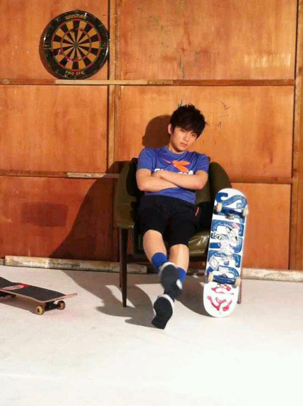 TEEN TOP releases BTS photos of Ricky at a photoshoot
