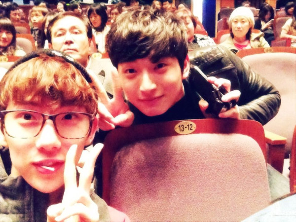 Jo Kwon and Jinwoon go see Changmin in &lsquo;Three Musketeers&rsquo;