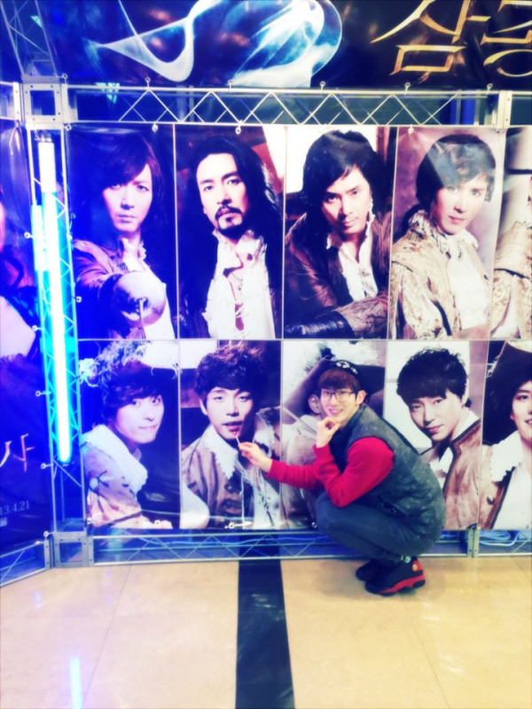 Jo Kwon and Jinwoon go see Changmin in &lsquo;Three Musketeers&rsquo;