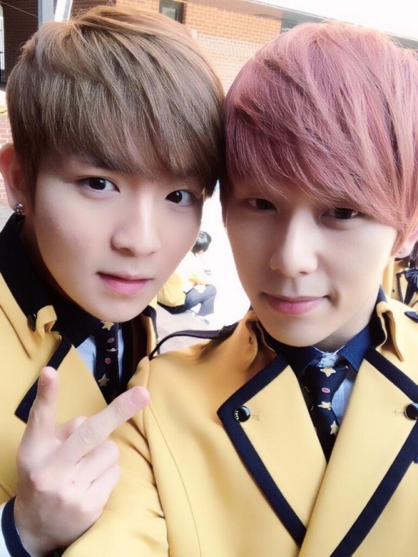 TEEN TOP&rsquo;s Ricky and MYNAME&rsquo;s Chaejin take high school graduation photos