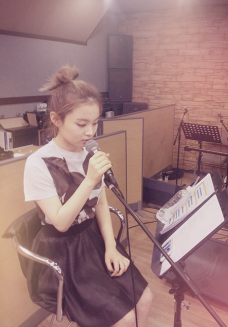 Lee Hi is working hard to make sure &lsquo;RE-HI&rsquo; is a success