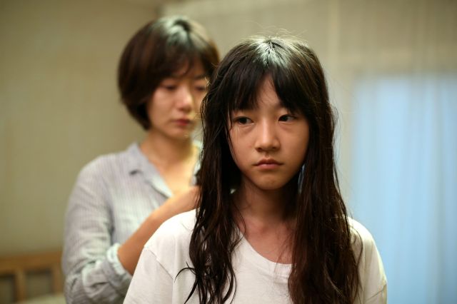 new stills, press images and videos for the Korean movie 'A Girl at My Door'