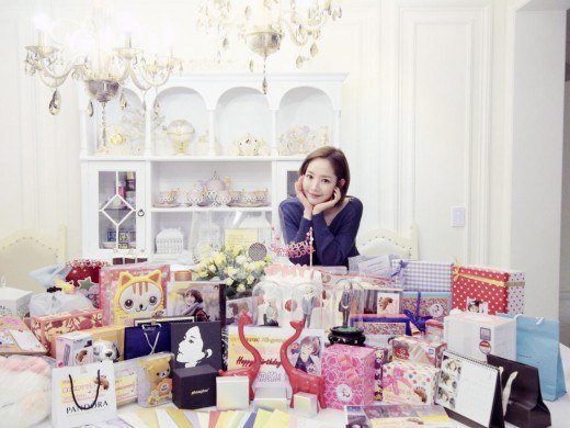 Park Min-yeong happy at the birthday gifts from fans
