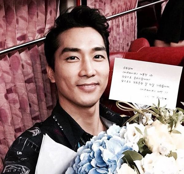 Song Seung-heon's dimpled smile