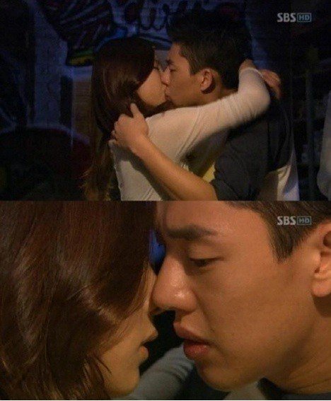 Sin Se-kyeong and Yoo Ah-in kiss