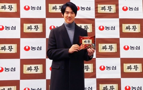 Yoo Yeon-seok holds fan autograph signing event at the black noodles museum