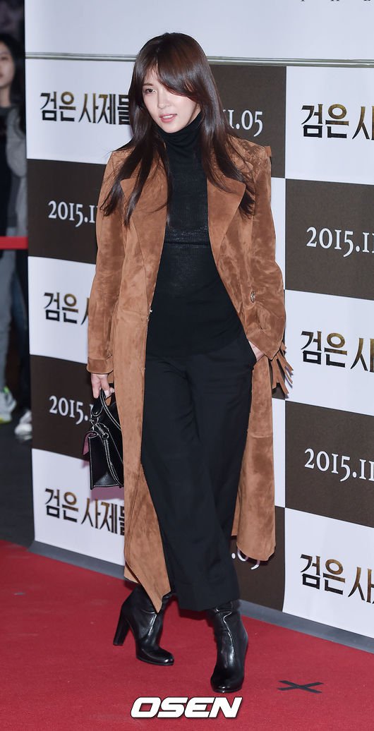 Ha Ji-won is elegant in long coat at 'The Priests' VIP preview