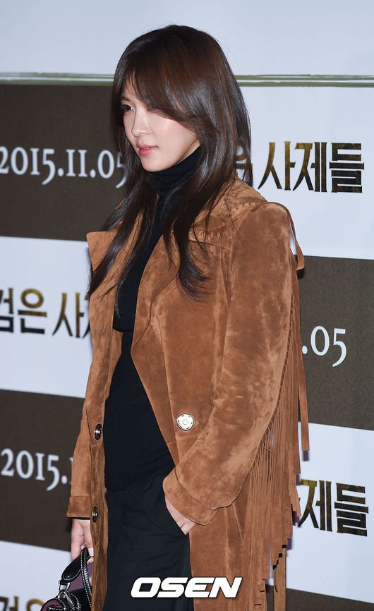 Ha Ji-won is elegant in long coat at 'The Priests' VIP preview
