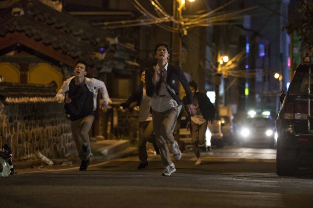 new trailer, poster and stills for the Korean movie 'Chasing'