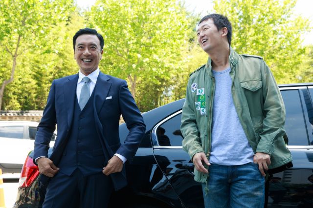 new trailer, poster and stills for the Korean movie 'Chasing'