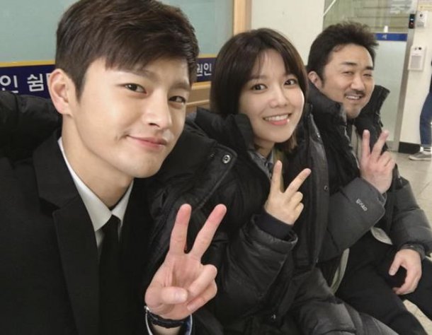 '38 Revenue Collection Unit' Choi Soo-young, Seo In-guk, Ma Dong-seok take a group selfie