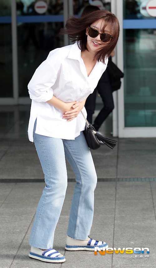 'Descendants of the Sun' star Kim Ji-won-I at airport