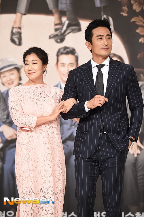 Cha In-pyo and Ra Mi-ran's couple pose sweeps 'The Gentlemen of Wolgyesu Tailor Shop' press conference