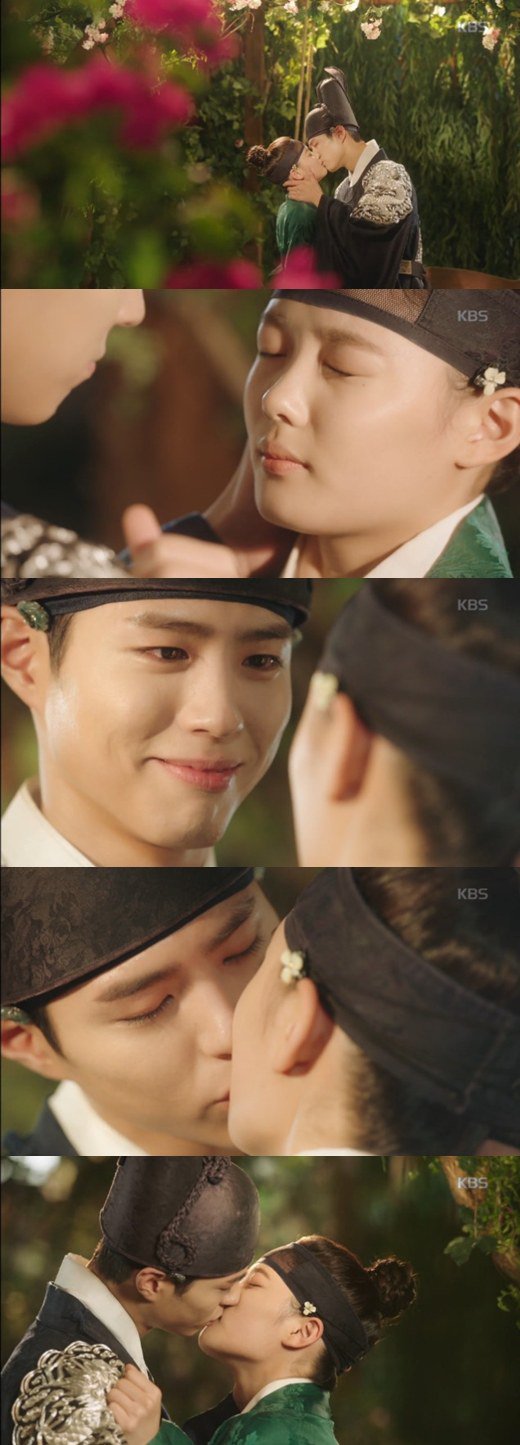 &quot;Moonlight Drawn by Clouds&quot; Park Bo-geom and Kim Yoo-jeong kiss