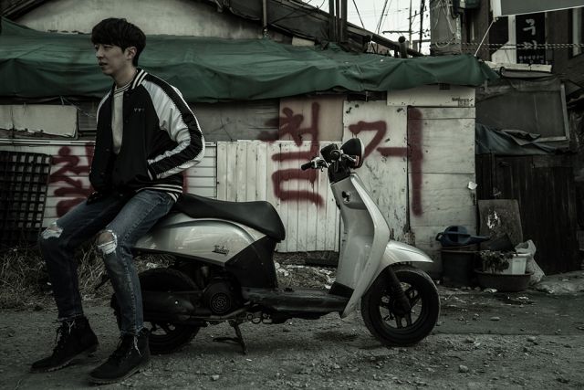 new character video, poster and stills for the Korean movie 'Derailed'