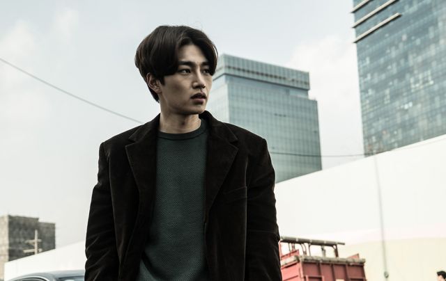 new character video, poster and stills for the Korean movie 'Derailed'
