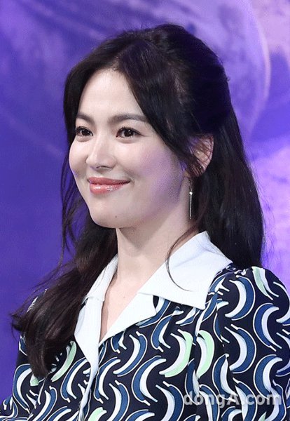 Song Hye-kyo donates Korean Guidebook to Yoon Bong Gil Memorial