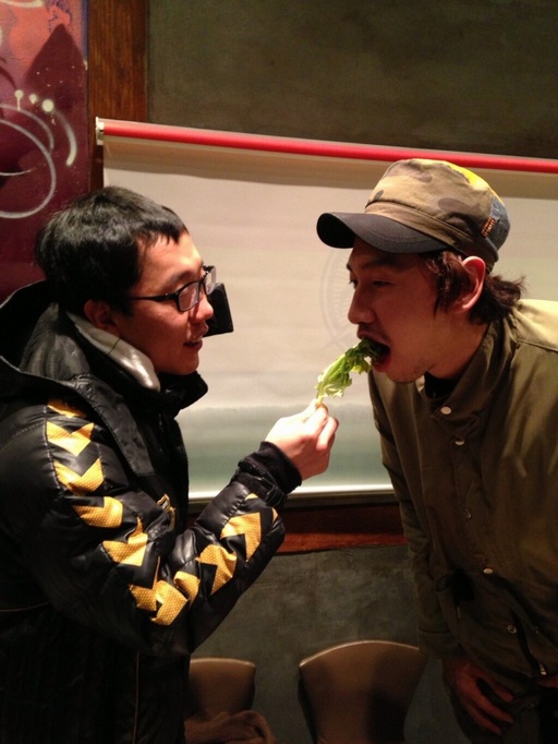 Kim Jae Dong feeds &lsquo;giraffe&rsquo; Lee Kwang Soo