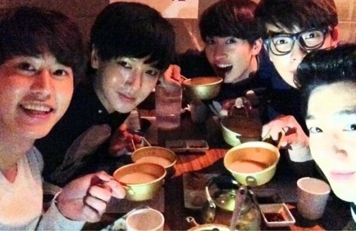 Super Junior members spend a boys&rsquo; night out