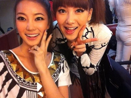 KARA&rsquo;s Jiyoung and cousin NS Yoon G playfully fight over a boy