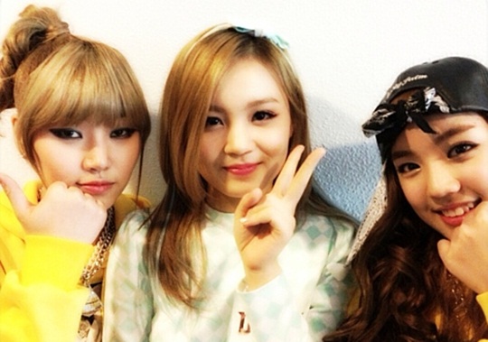 Lee Hi poses with D-Unit&rsquo;s JNEY and Zin