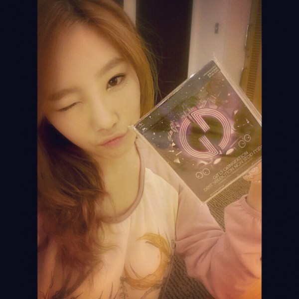 Taeyeon poses with the new &ldquo;Girls&rsquo; Generation Best Selection Nonstop Mix&rdquo; album