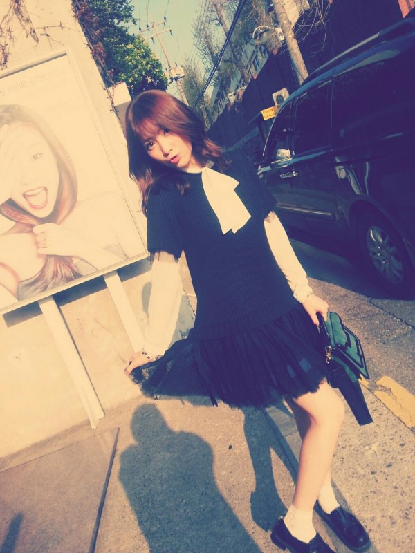 KARA&rsquo;s Jiyoung shows fans an outfit from her new college wardrobe