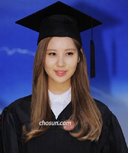 Seohyun of Girls' Generation Receives Award at Graduation