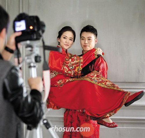 Chinese Couples Fly to Korea for Wedding Photos