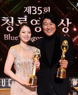 'The Attorney' Sweeps Blue Dragon Film Awards