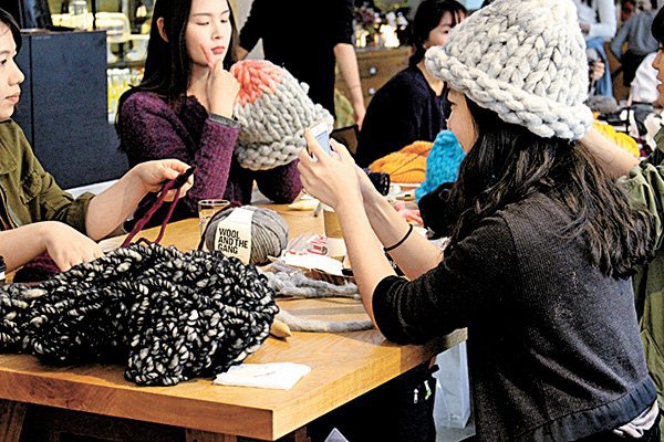 Koreans go loopy for DIY knit hat