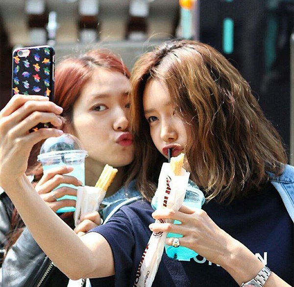 Chae Jeong-an and Park Shin-hye are good friends