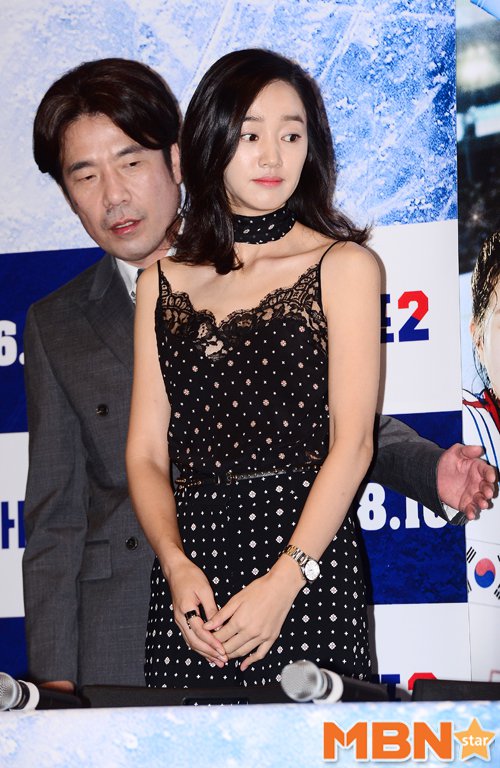 Oh Dal-soo, Soo-ae together defy depth perception in an image captured at 'Run-off' media premiere