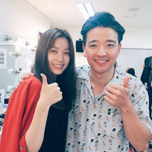 'W' actors Han Hyo-joo takes selfie with Bae Soo-bin