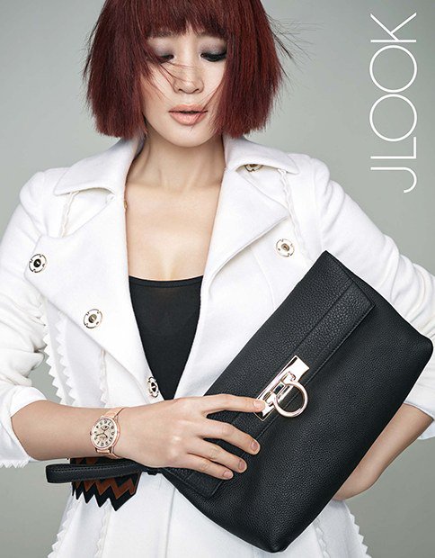 Kim Hye-soo shows off unparalleled hourglass physique