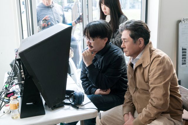 on-the-set images, early poster and updated images for the upcoming Korean movie &quot;The Silent Witness&quot;