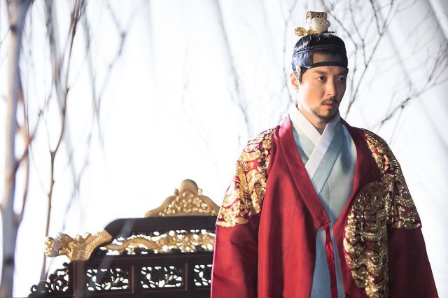 trailer and new images for the upcoming Korean drama &quot;Queen for 7 Days&quot;